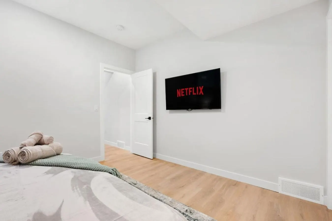 2 Bedroom Spacious & Private Guest Suite - King Size Bed Tv In Room, 58